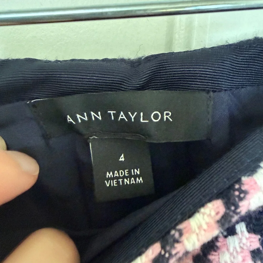 Ann Taylor Houndstooth Pink‎ Navy Button Detail Mini Skirt Size 4